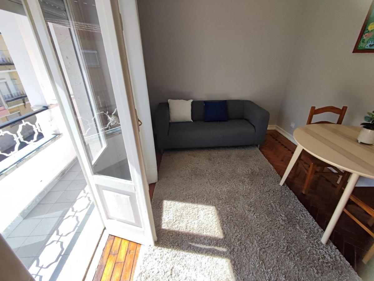 Lisbon Traditional T2 With Balcony In Damaia, Lisbon Амадора Екстериор снимка