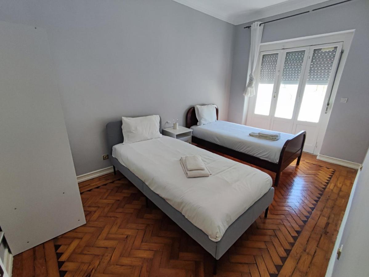 Lisbon Traditional T2 With Balcony In Damaia, Lisbon Амадора Екстериор снимка