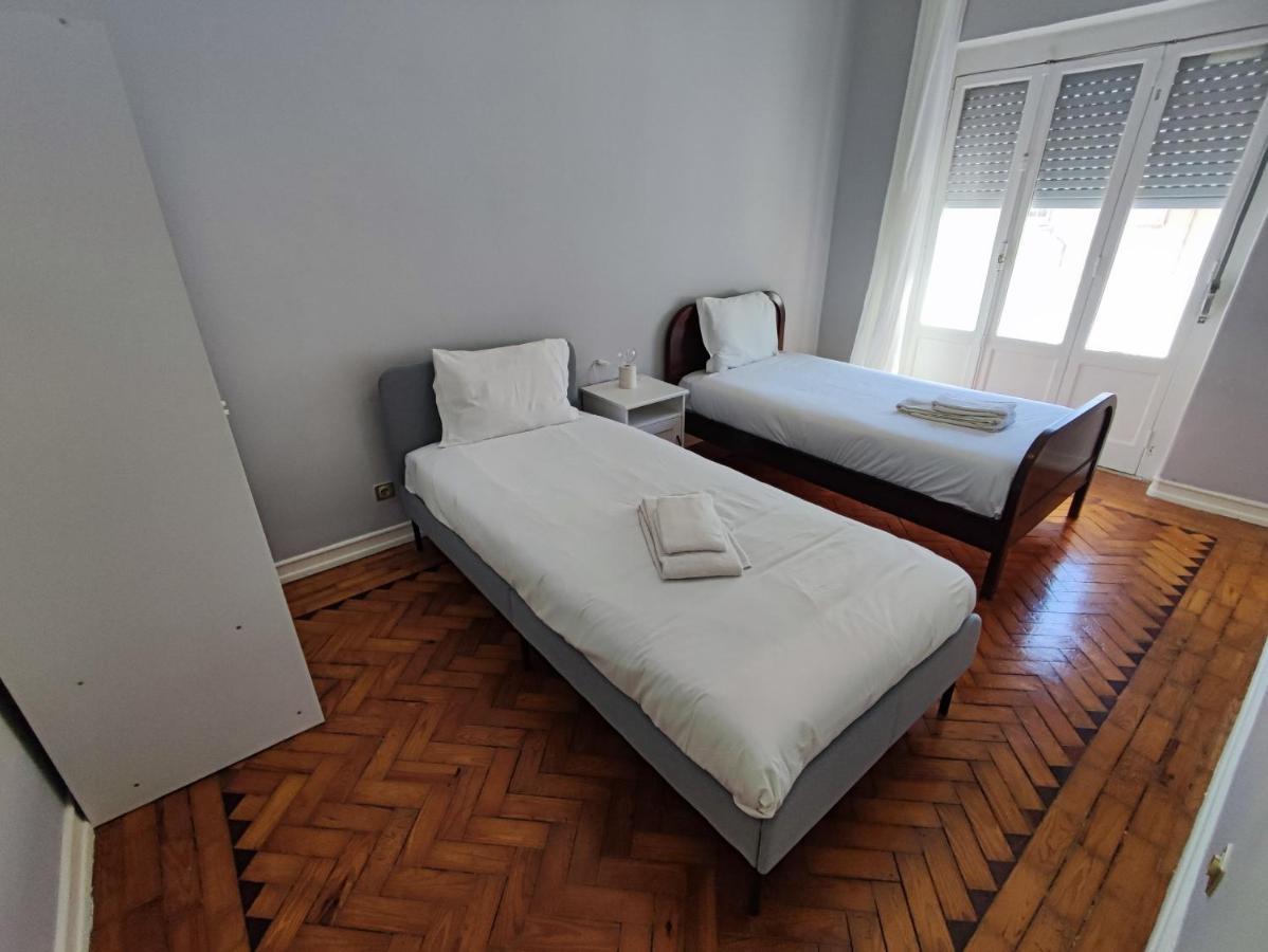 Lisbon Traditional T2 With Balcony In Damaia, Lisbon Амадора Екстериор снимка
