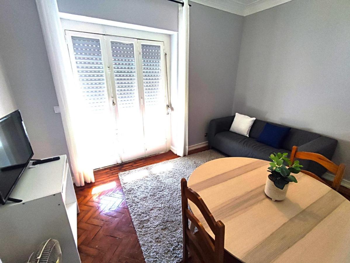 Lisbon Traditional T2 With Balcony In Damaia, Lisbon Амадора Екстериор снимка